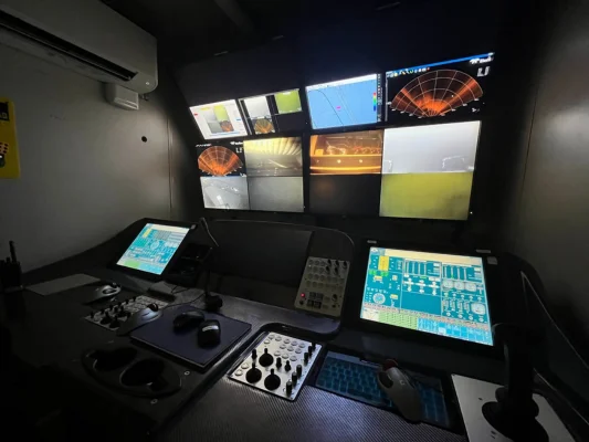 Stanowisko kontroli ROV z wieloma monitorami