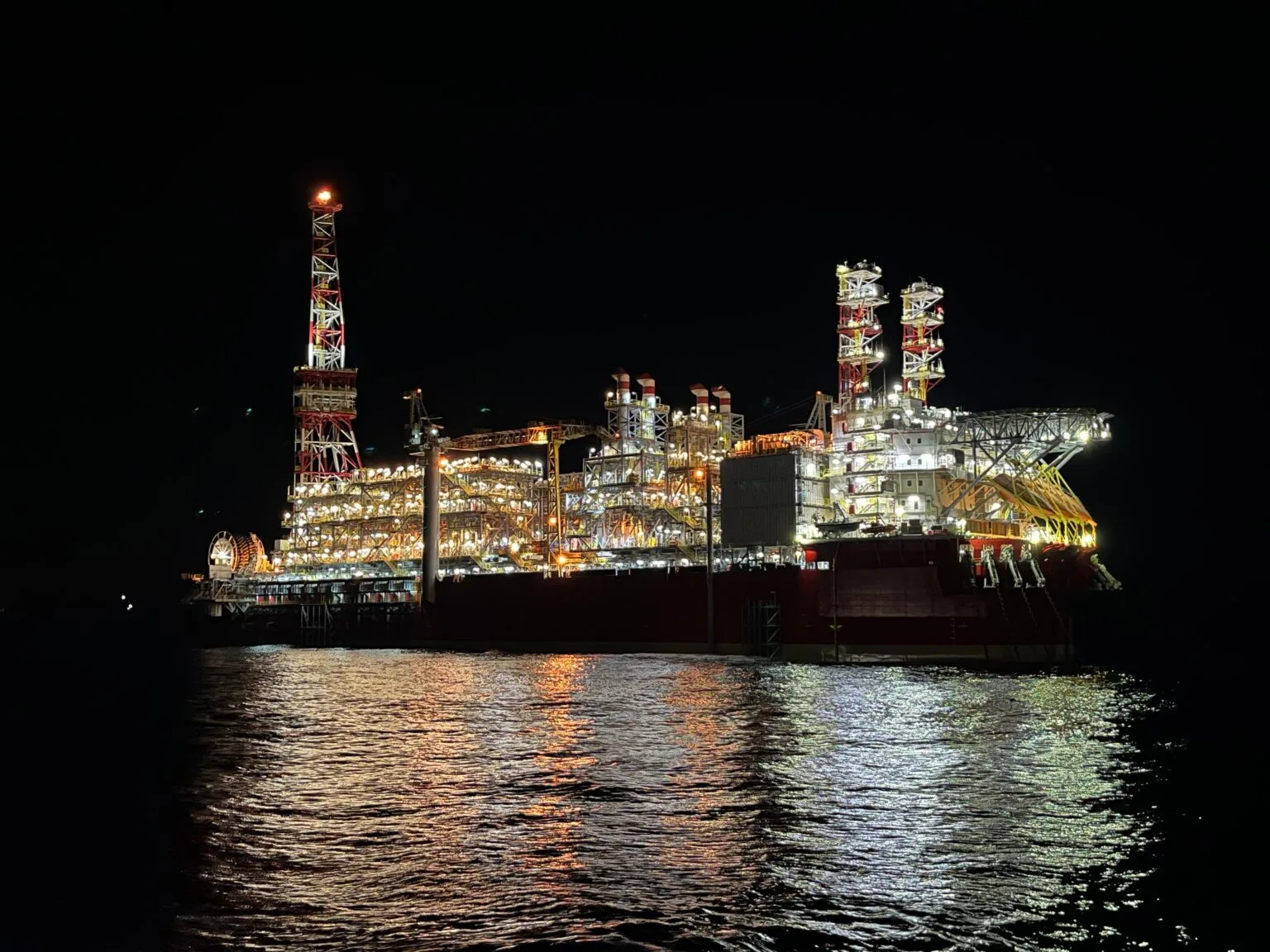 FPSO oświetlone nocą na morzu